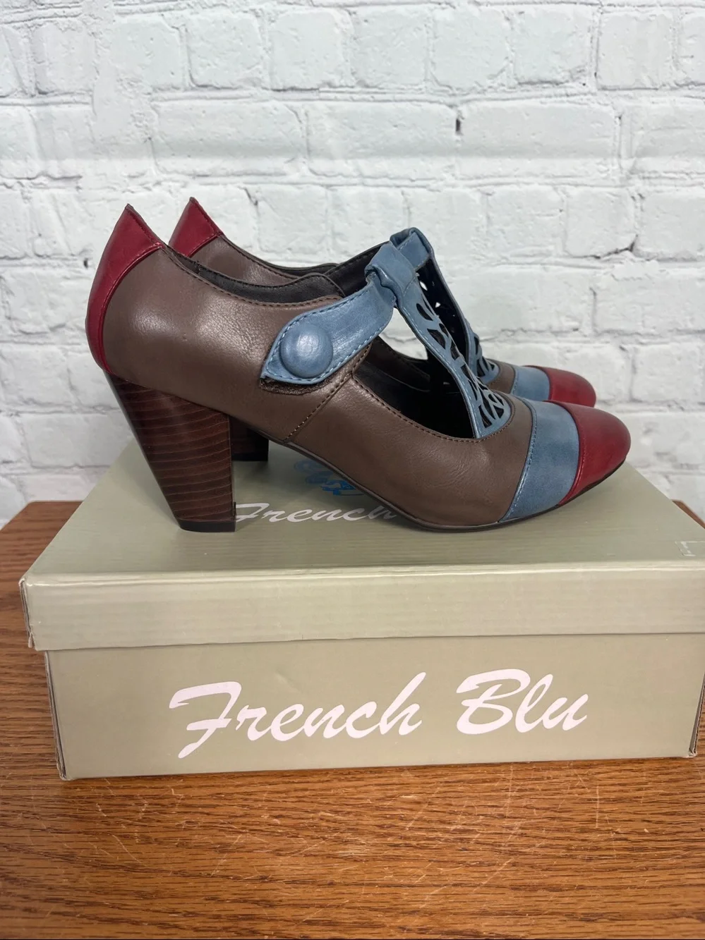 French Blu “Fabulous” Heels in Red/Blue/Taupe size 39 euro or 8 us NIB